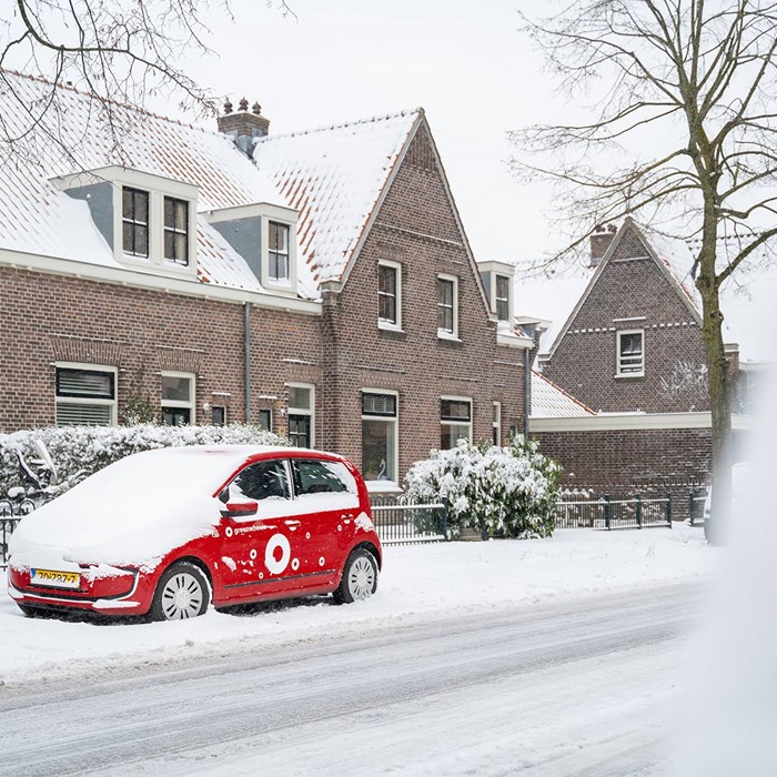 Greenwheels auto in de sneeuw woonwijk winter