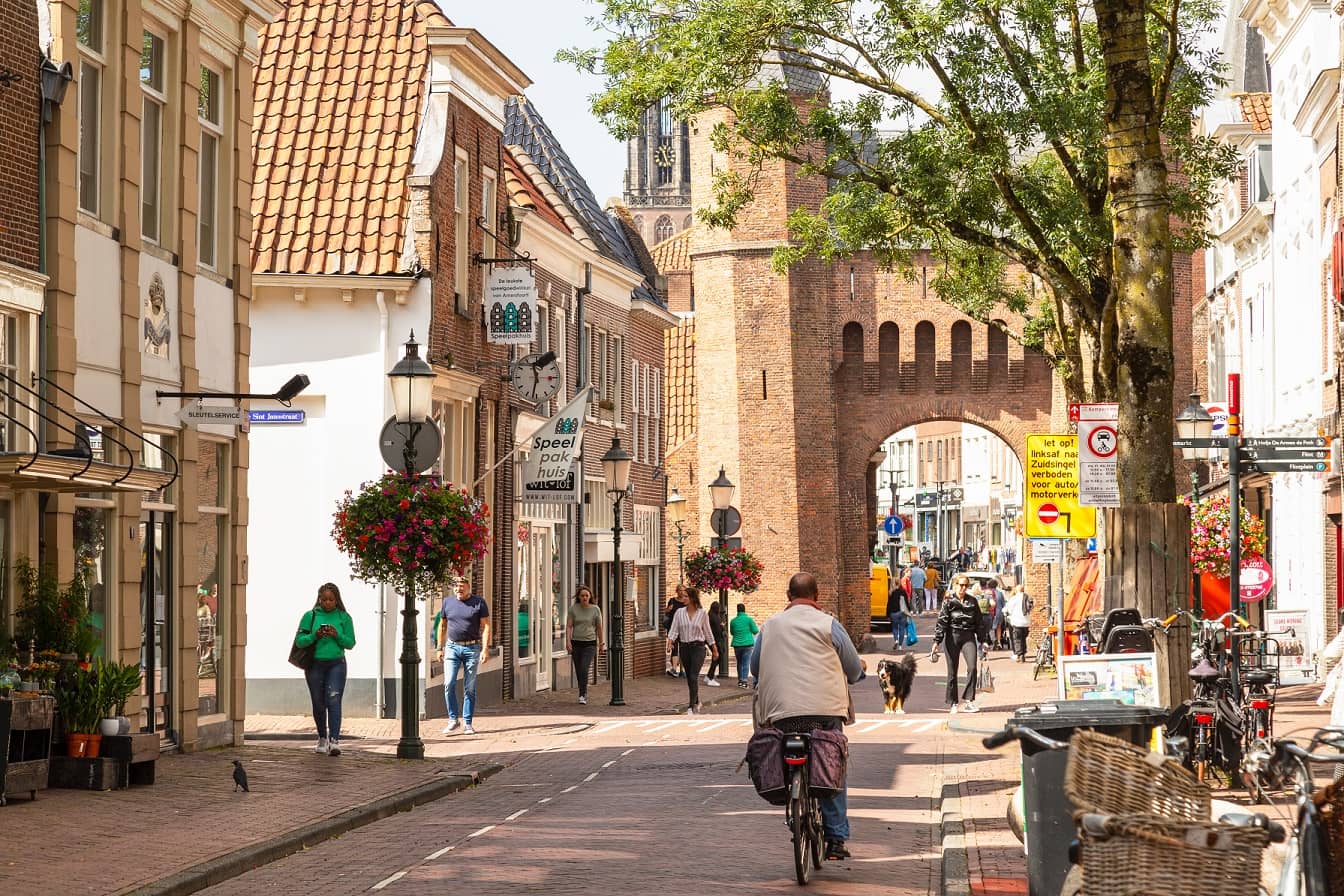 Amersfoort leuke stedentrip straat in centrum met fietser