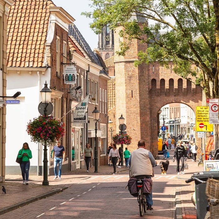 Amersfoort leuke stedentrip straat in centrum met fietser