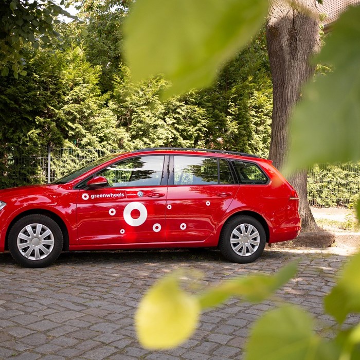 VW Kombi auf der Straße DE Deutschland Deutschland Greenwheels in Natur