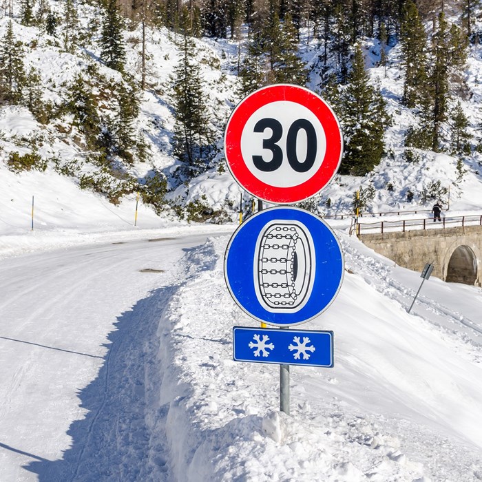 Borden winterbanden in sneeuw