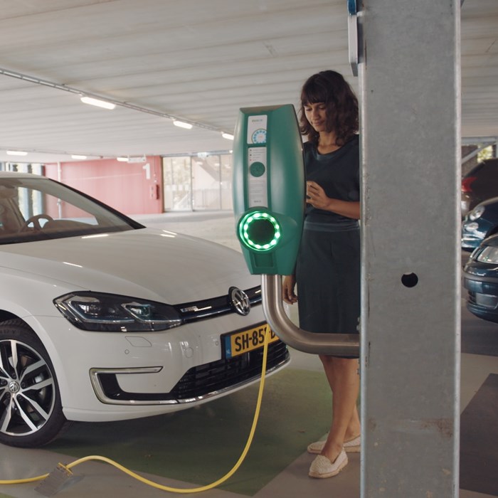 Vrouw in Parkeergarage Laden e-Golf elektrische auto Greenwheels
