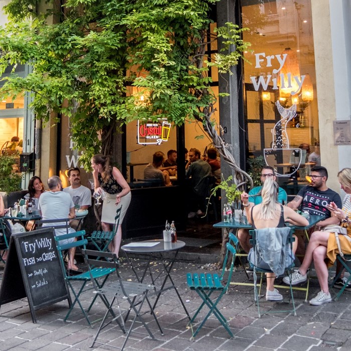 Gezellig terras met mensen buiten eten in de zomer