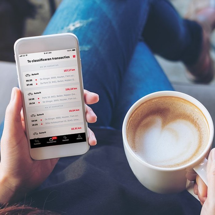Shuttel app gebruik mobiliteitskaart koffie vrouw op zakenreis