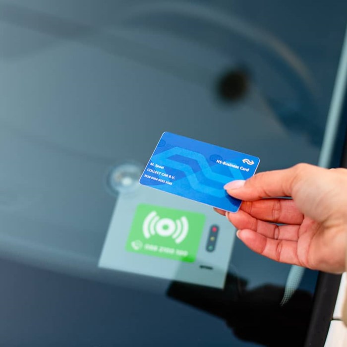 Greenwheels NS Business card auto openen zakelijk rijden deelauto kaarthouder achter raam