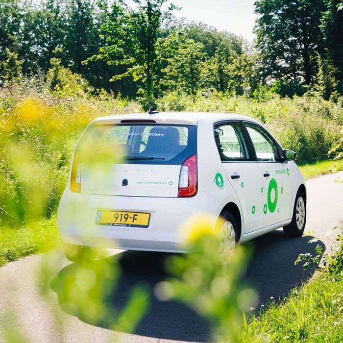 Witte elektrische Greenwheels auto op de weg