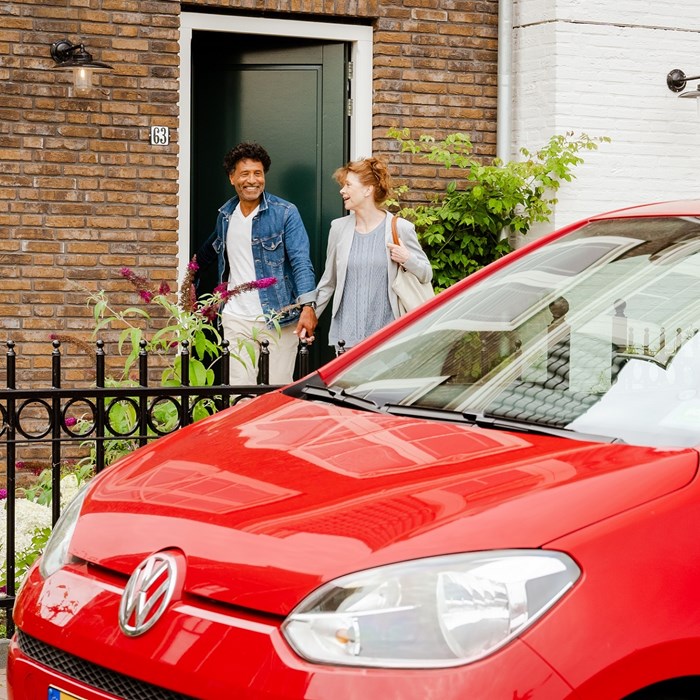 Koppel Gaat Eropuit Met Greenwheels Auto Op Stap Hand in Hand