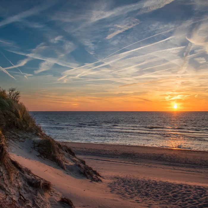 Zonsondergang strand duinen