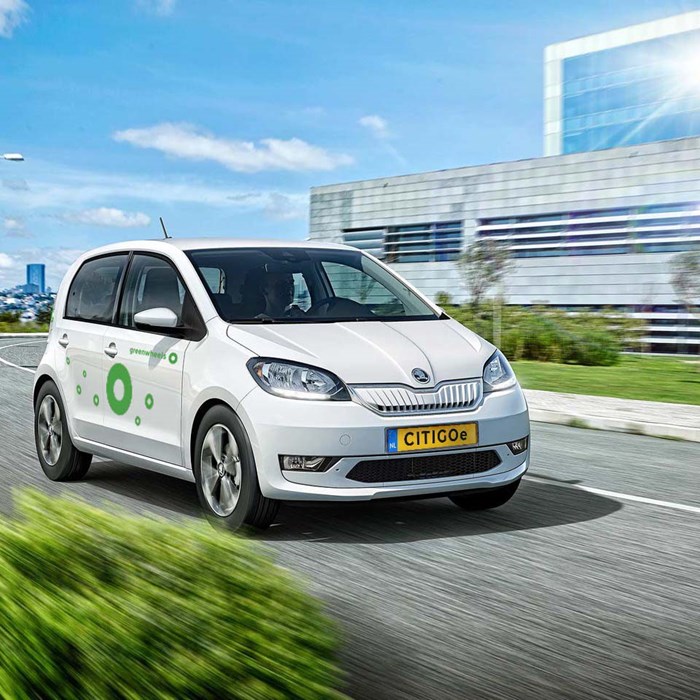 Witte Skoda CITIGOe Greenwheels op de weg bedrijventerrein