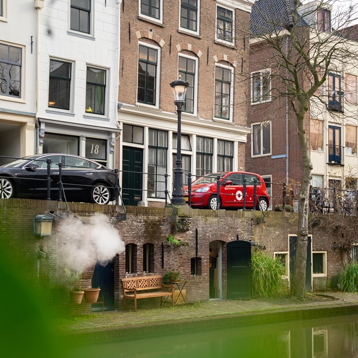 Greenwheels Utrecht autodelen deelauto geparkeerd aan stadsgracht
