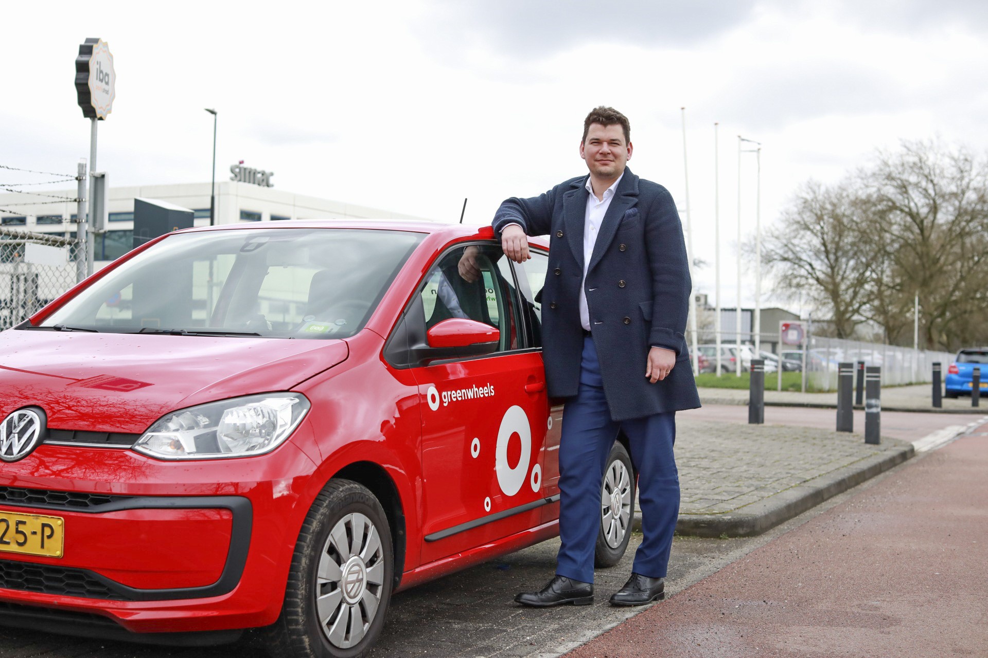 Wethouder Mobiliteit Marco Peters van gemeente Heerlen bij de nieuwe deelauto