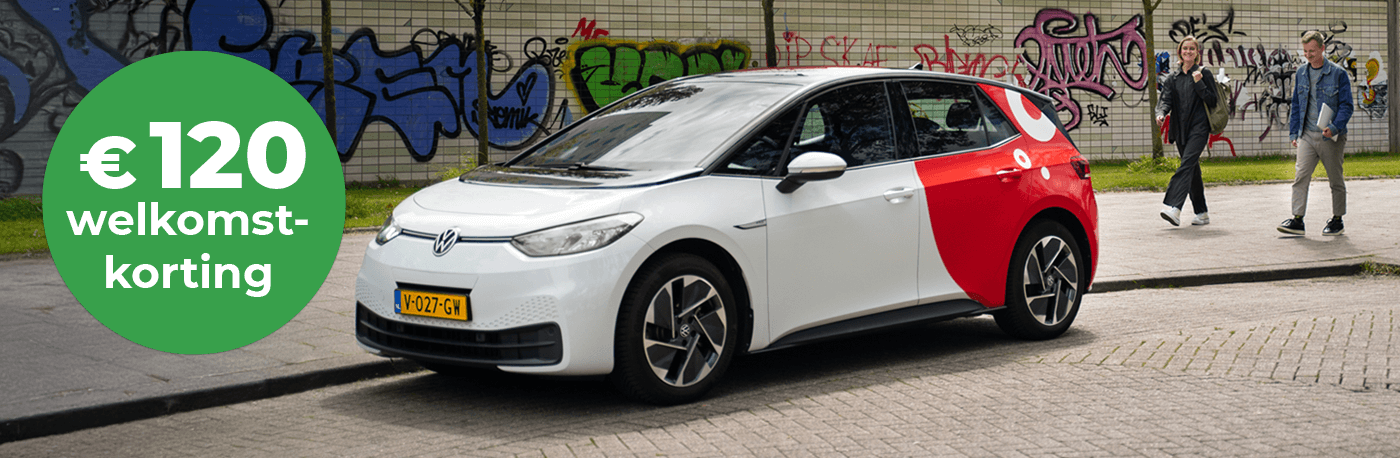 Twee collega's stappen in witte elektrische zakelijke Greenwheels auto langs de weg