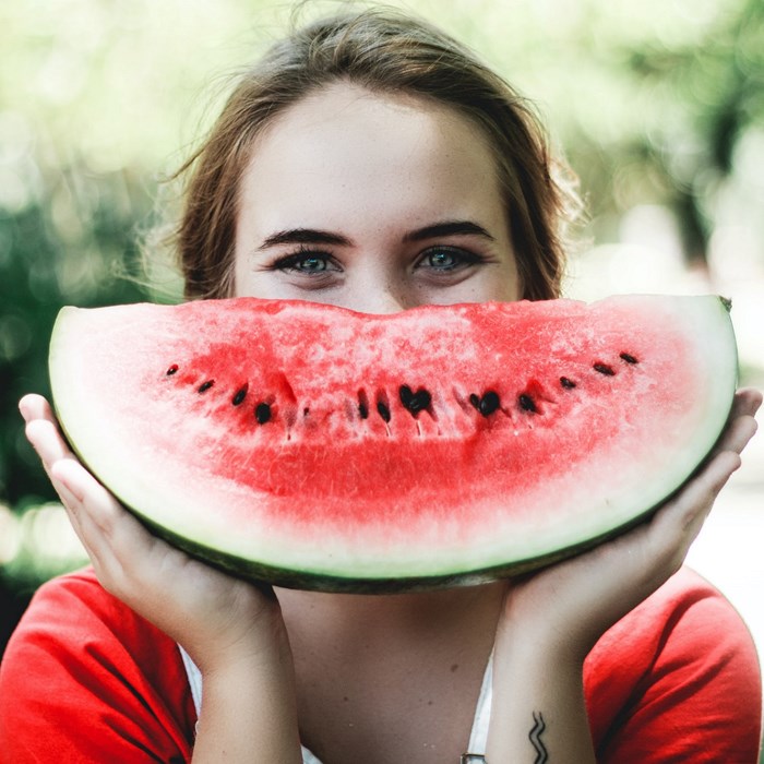 Vrouw met watermeloen in zomer lachend