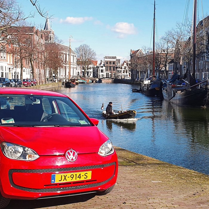 Greenwheels auto in Schiedam man met bootje in gracht