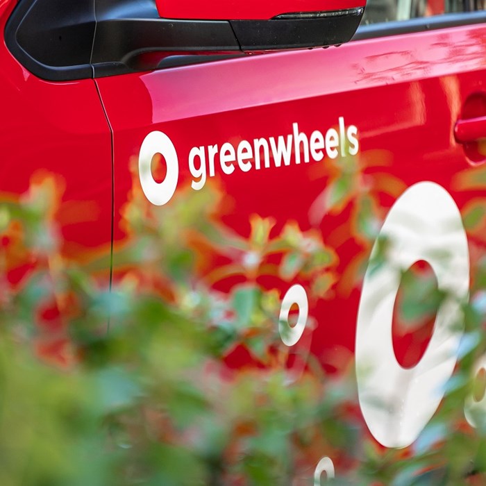 Deelauto Greenwheels in groene omgeving auto delen
