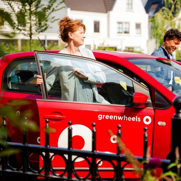 Koppel stapt in rode Greenwheels deelauto
