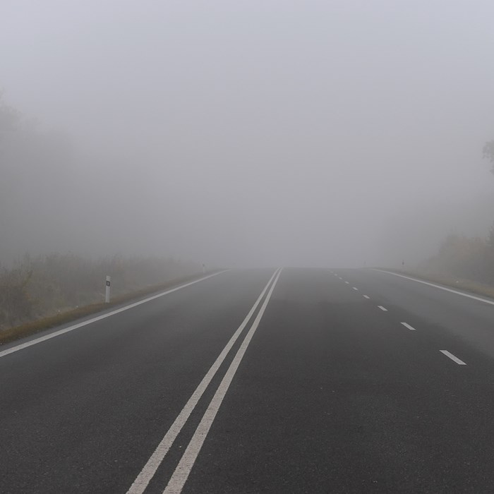 Mist op de weg mistlampen aan Greenwheels deelauto