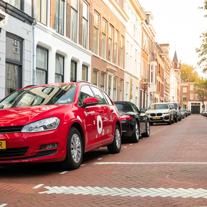 Greenwheels stationwagen op straat in de stad geparkeerd centrum