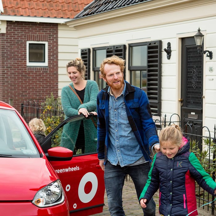 Greenwheels familie auto huren met deelauto op pad meisjes gezin kinderen