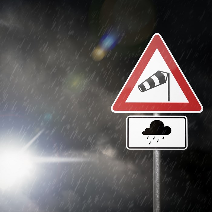Rijden tegenligger storm regen rijtips deelauto