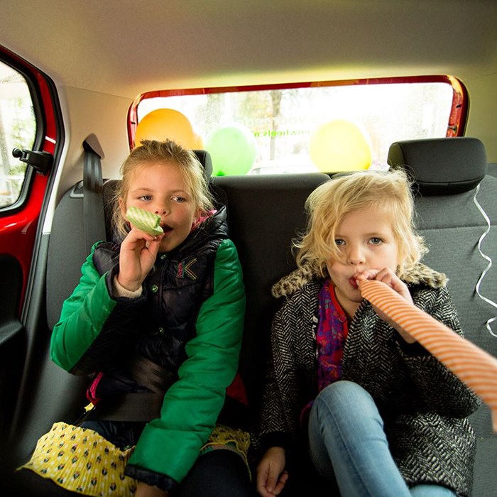 Stadsauto Kinderen Greenwheels achterbank feestje rijden met kinderen