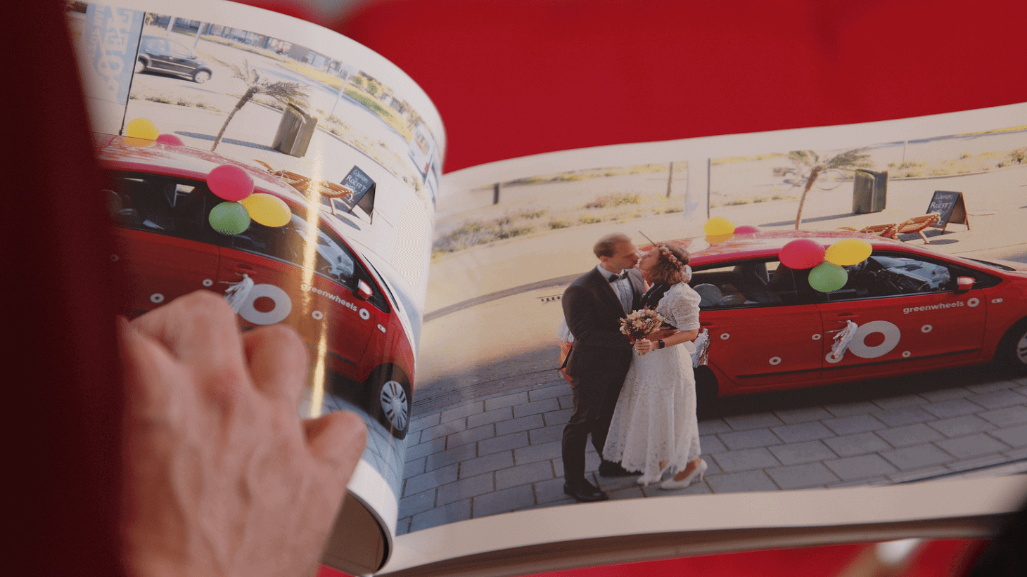 Fotoboek trouwdag huwelijksfeest Greenwheels deelauto trouwvervoer alternatief bruiloft