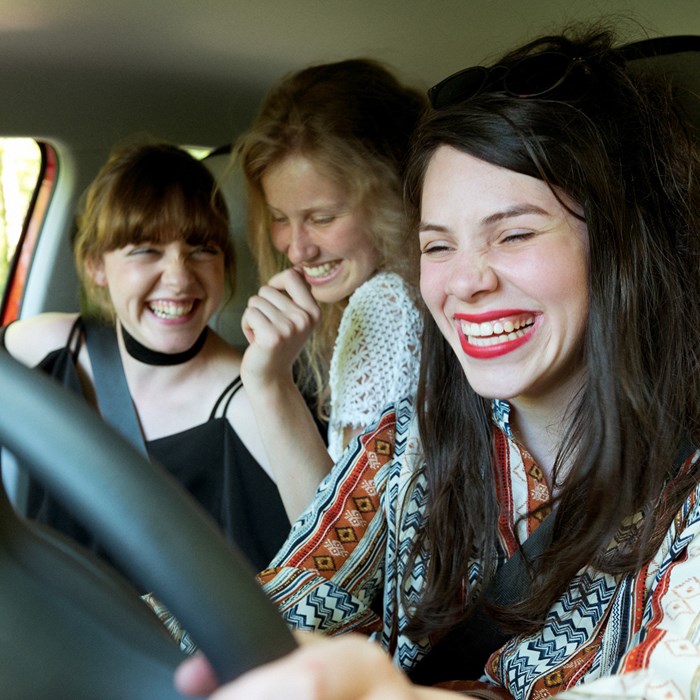 Drie vriendinnen in een Greenwheels deelauto