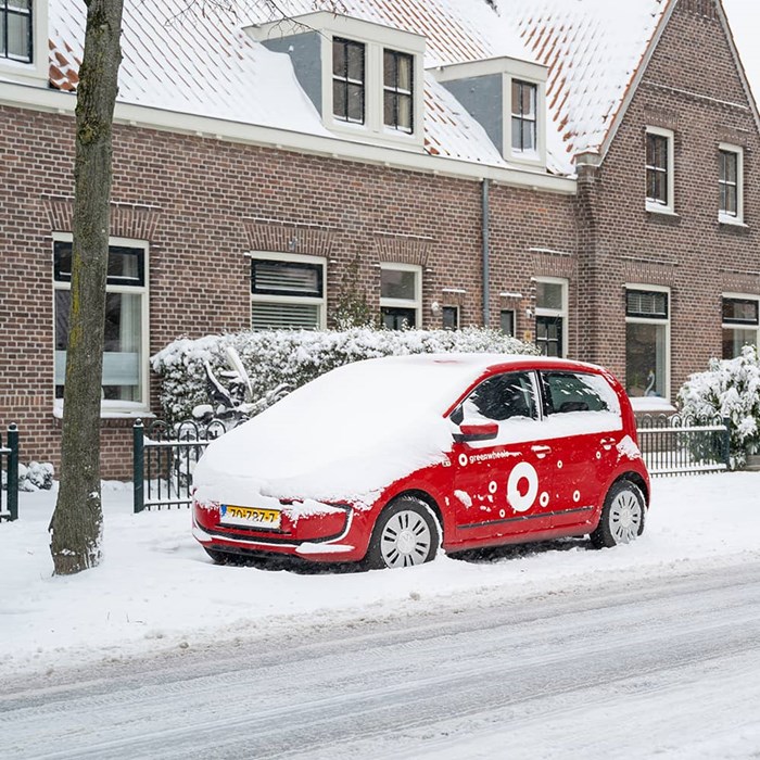 Greenwheels auto in de sneeuw