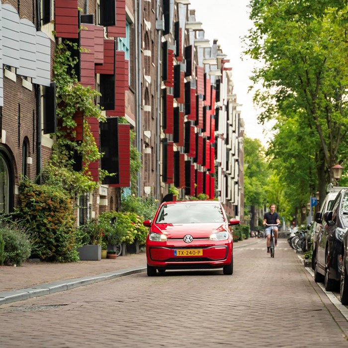 Greenwheels deelauto Amsterdam grachtenpanden fiets stad auto huren