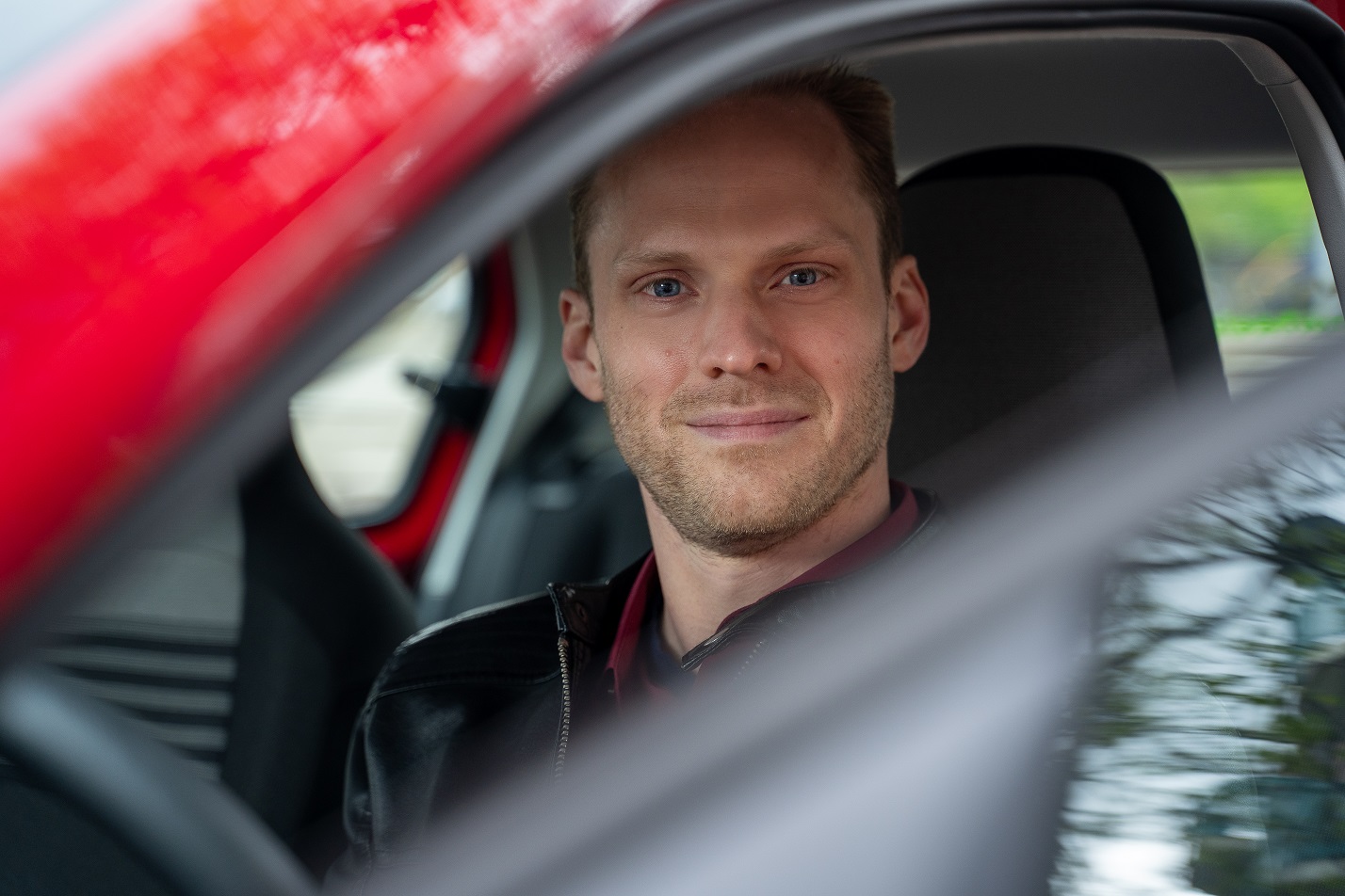 Man in deelauto Greenwheels klantervaring Amsterdam