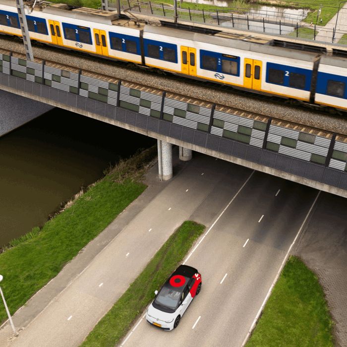 Elektrische Greenwheels-deelauto Volkswagen ID.3 bij NS-treinstation