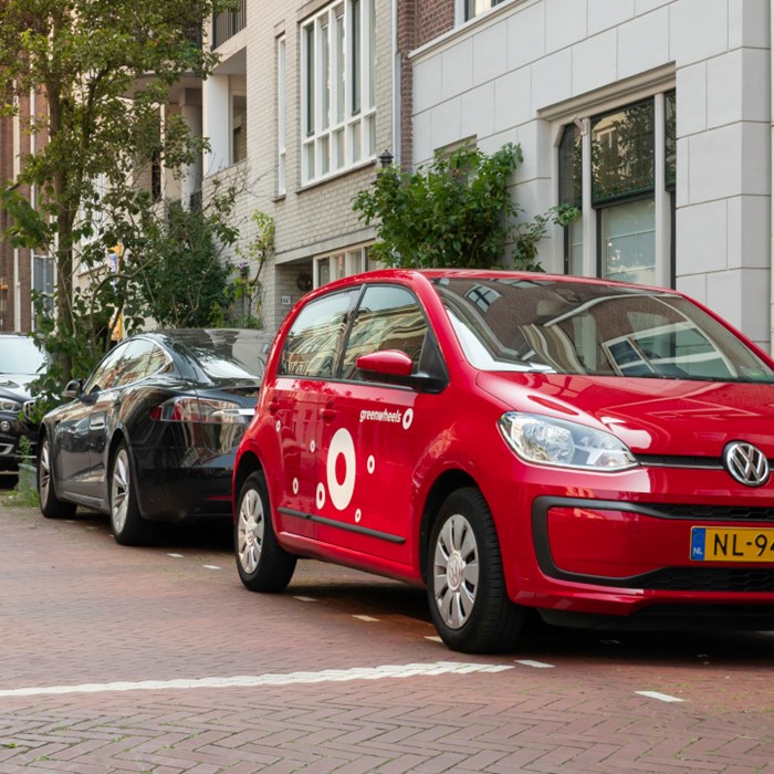 Greenwheels auto VW up op straat geparkeerde auto's