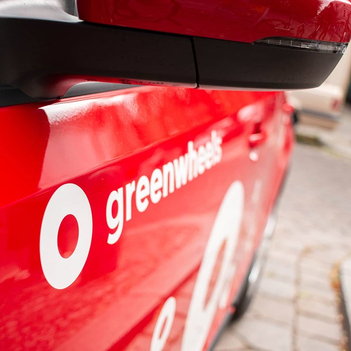 Greenwheels close-up autodeur auto delen deelauto op straat