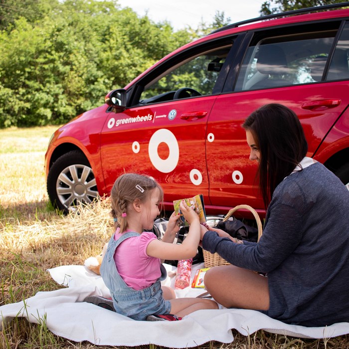 Greenwheels mieten ein Auto-Picknick außerhalb des Mutter Kind Urlaubs