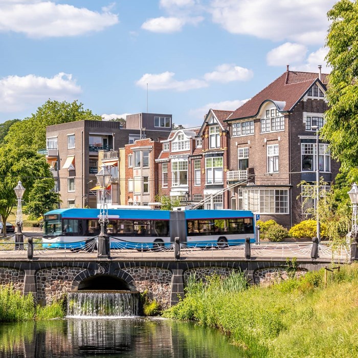 Bus in Arnhem Greenwheels auto's combinatie met OV